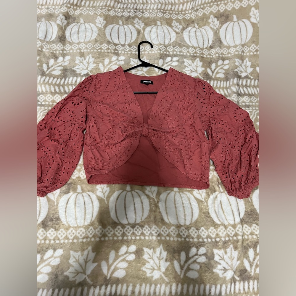 Cute blouse perfect for any vacation!! looks beautiful in pictures!